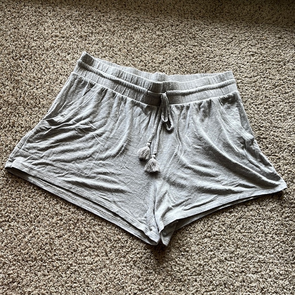 grey shorts